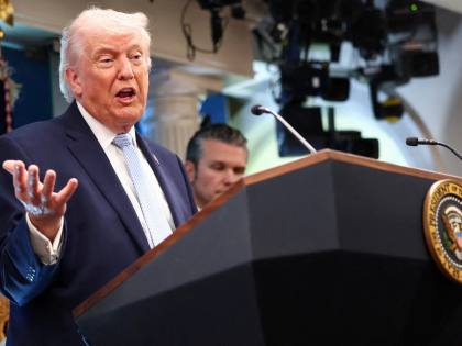 Trump mengatakan dia mungkin akan memindahkan korps pers Gedung Putih ke lokasi baru